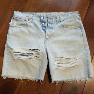 HOT Levi's slouchy shorts
